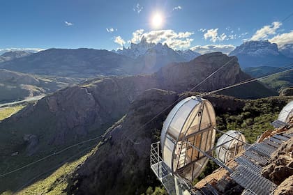 Diferentes portales de viajes detallan los valores para dormir en las cápsulas frente al monte Fitz Roy
