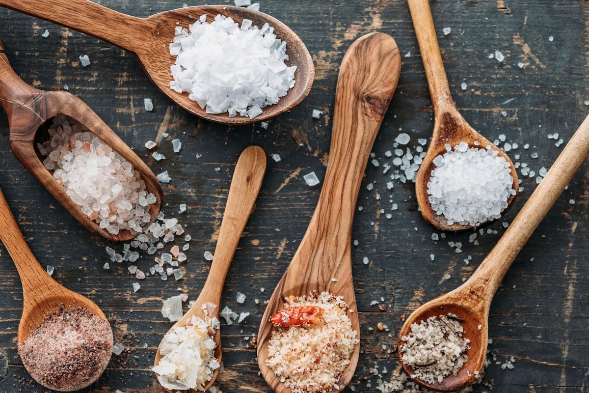 Diferentes tipos de sal llenan las estanterías de los supermercados.