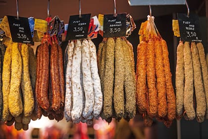 Diferentes versiones del fuet (chacinado absolutamente catalán) cuelgan en un puesto de La Boquería