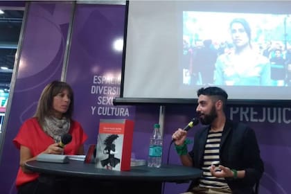 Difundir la obra de Effy es parte de la nueva vida de Dori. En la Feria del Libro, dialogando con el periodista Matías Máximo, que la ayudó a editar los textos, acerca de uno de los tres libros publicados sobre la obra de Effy.