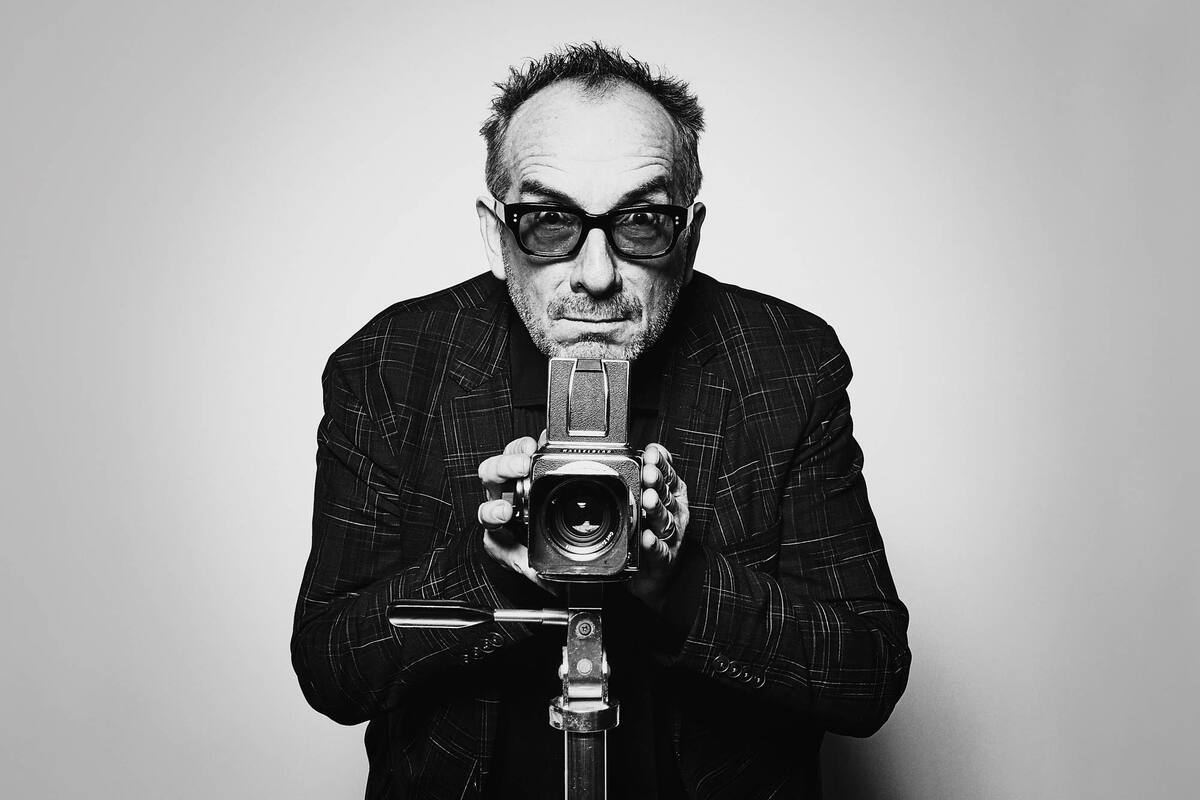 Digan "¡pop!": Elvis Costello posa como en la tapa de su disco de 1978, "This Year's Model".