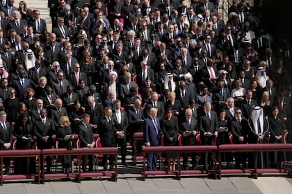 Dignatarios y jefes de Estado asisten al funeral del papa Francisco, en la Plaza de San Pedro del Vaticano, el sábado 26 de abril de 2025.