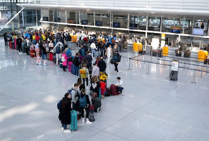 Dijo que estaba enferma pero, en el aeropuerto, se encontró a quien menos esperaba (Sven Hoppe/dpa via AP)