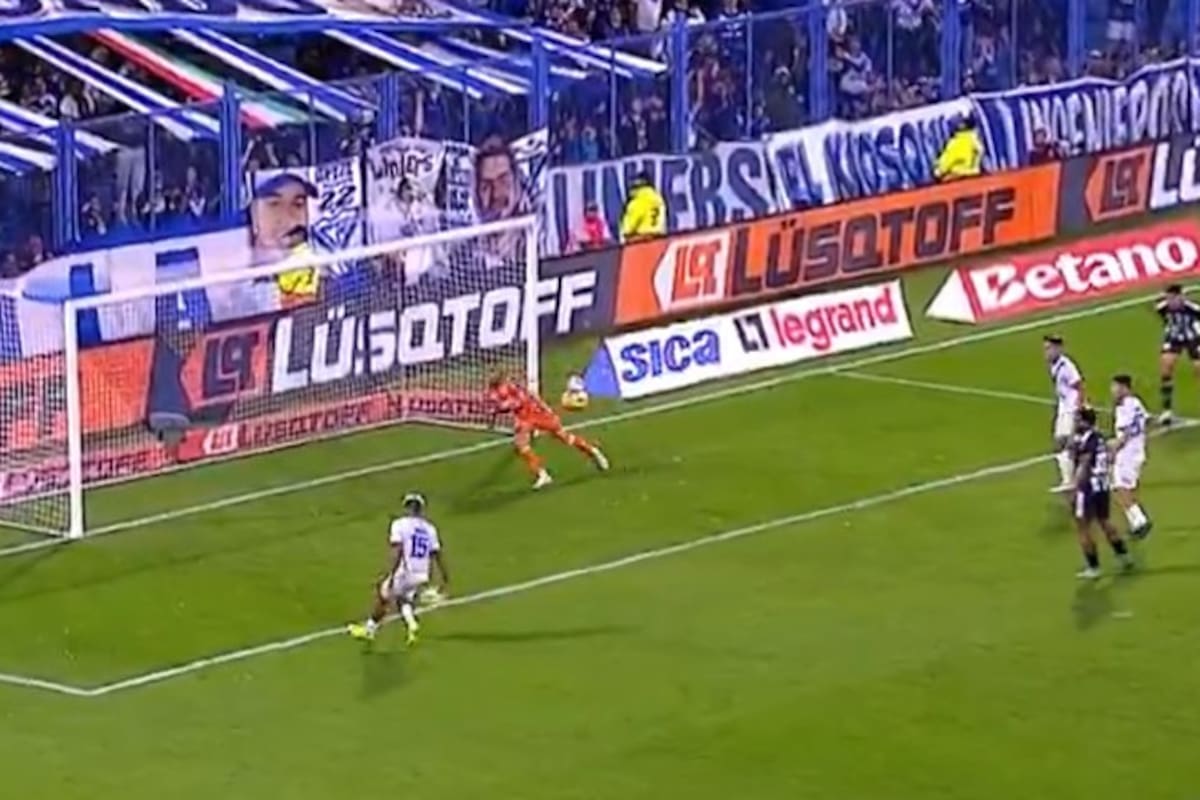 Dilan Godoy remata con zurda y el arquero vencido, pero se pierde un gol increíble para Vélez ante Central Córdoba; El Fortín recuperó la punta con fútbol de alto vuelo