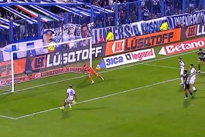 Dilan Godoy remata con zurda y el arquero vencido, pero se pierde un gol increíble para Vélez ante Central Córdoba; El Fortín recuperó la punta con fútbol de alto vuelo