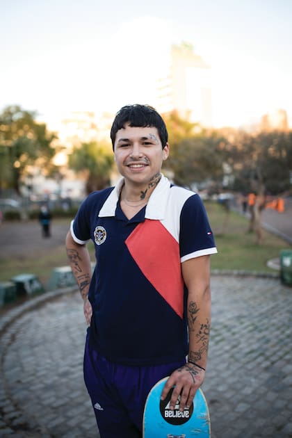 Dillan (20). Es de: Parque Chacabuco. ¿Qué es lo que más te gusta de practicar skate? “Es una meta que no termina, siempre hay nuevos trucos y los podés hacer mejor”.