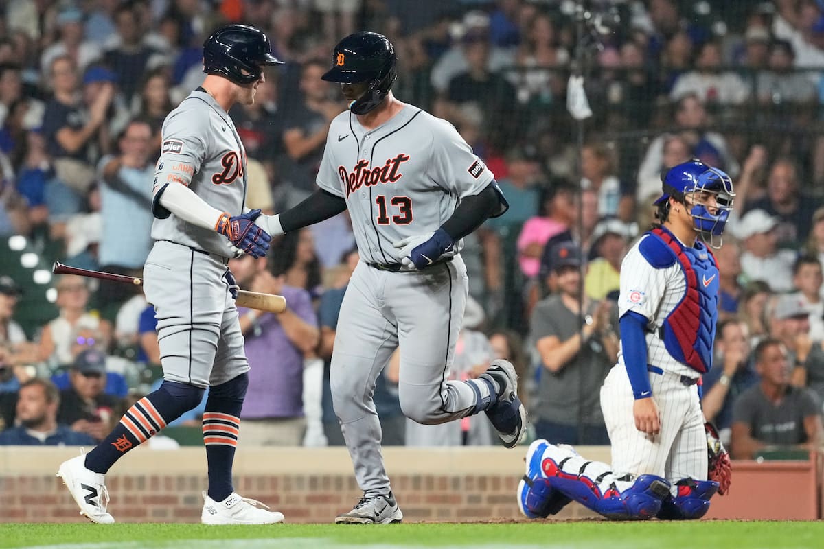 Dillon Dingler (13), de los Tigres de Detroit, celebra con Kerry Carpenter (izquierda) tras conectar