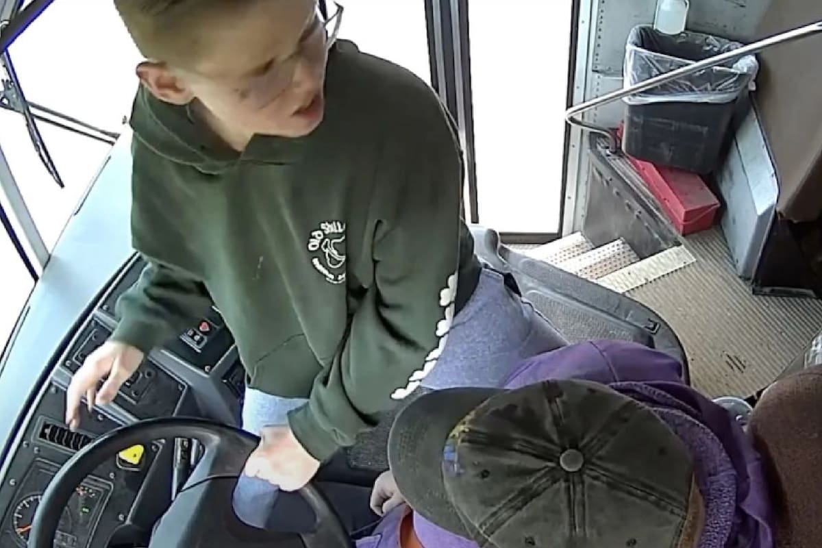 Dillon Reeves sujeta el volante del autobús el miércoles 26 de abril en Warren, Michigan