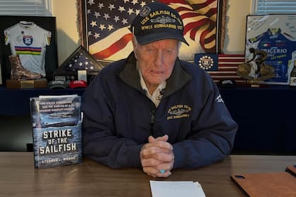 Dillon se alistó en la Marina de Estados Unidos en 1942, durante la Segunda Guerra Mundial