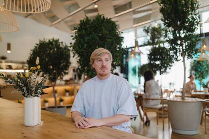 Dima Tutkov, propietario de una agencia de publicidad en Rusia y fundador de la cafetería Angel Cakes, en el local de Bluewaters Island en Dubai, Emiratos Árabes Unidos, el 3 de marzo de 2023.