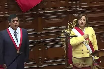 Dina Boluarte asumió como presidenta de Perú