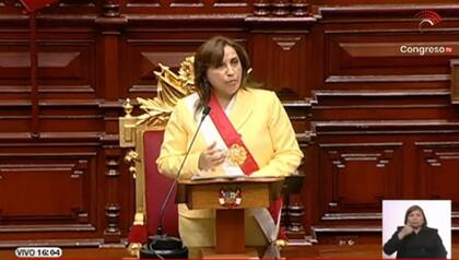 Dina Boluarte juró como nueva presidenta de Perú
