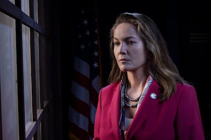 Dinale Lane es la gran figura de la serie. Ella es una brillante política, que asume un importante rol en el nuevo orden mundial post pandemia.