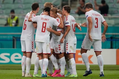 Dinamarca celebra su segundo gol, anotado por el delantero de Dinamarca Kasper Dolberg durante el partido de fútbol de cuartos de final de la Eurocopa 2020 ante República Checa.