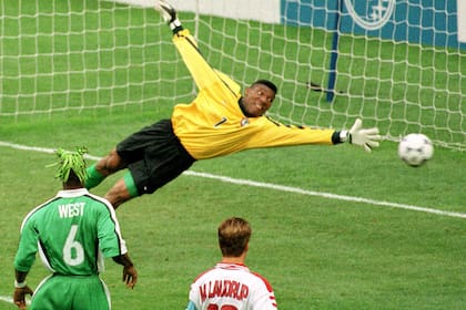 Dinamarca golea e Nigeria en el Mundial 1998; West acusó a sus compañeros