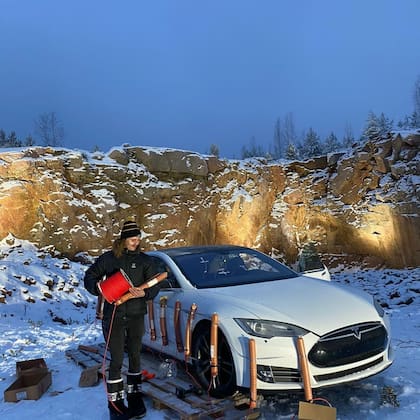 Dinamitó su propio auto (Foto: Instagram/@bbombsu)