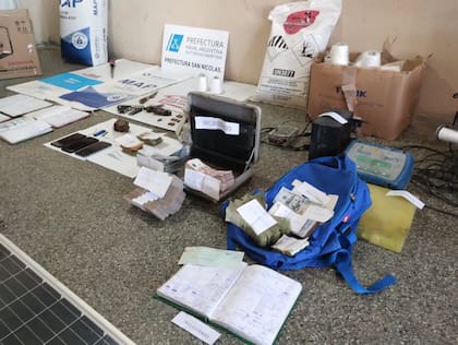 Dinero, armas, celulares y otros elementos secuestrados en el caso del robo de fertilizantes en el puerto de San Nicolás