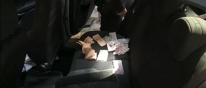 Dinero incautado a la banda de los inhibidores.