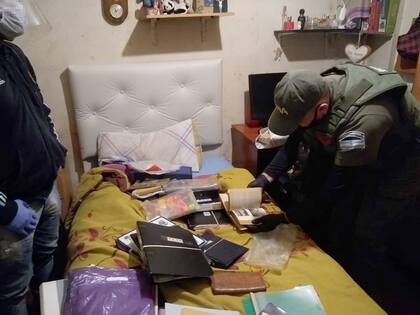 Dinero, móviles, autos y droga fue parte de lo secuestrado en los allanamientos.