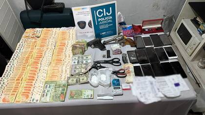 Dinero y objetos incautados en Ciudad Oculta