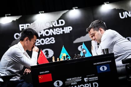 Ding Liren e Ian Nepomniachtchi sostienen un entretenido y disputado match en Kazajistán por el Campeonato Mundial, con momento de buen ajedrez y fallas, incluida alguna garrafal.