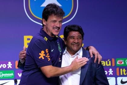 Diniz junto a Ednaldo Rodrigues, en la presentación del director técnico al frente del seleccionado brasileño; ahora, el equipo marcha sexto en la eliminatoria mundialista para 2026.
