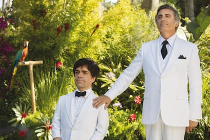 Dinklage, junto con Andy García, en los roles de Harvé y Ricardo Montalbán, protagonistas de la serie que marcó una época