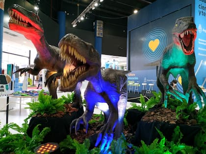 Dinosaurios animatrónicos en el stand del Ministerio de Ciencia de la Nación