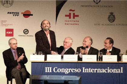 Dio cátedra; en el Congreso Internacional de la Lengua Española, en 2004, tuvo una inolvidable exposición sobre las malas palabras