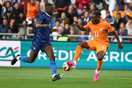Diomande en un amistoso ante Francia, contra Ibrahima Konate, nuevo compañero en Real Madrid