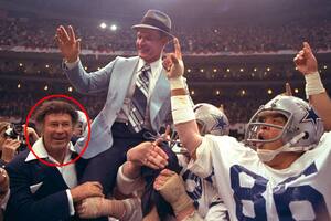 Dion Rich lleva en andas a Tom Landry; la seguridad del Super Bowl nunca lo pudo detener