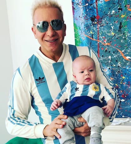 Con solo dos meses, Dionisio, hijo de Flavio Mendoza, se convirtió en el más chiquito de esta hinchada.