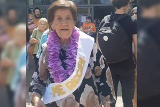Tiene 87 años, se recibió de psicóloga y emocionó a sus compañeros y profesores con su historia