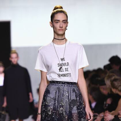 70 años después del renacer femenino destacado por Christian Dior, "todos deberíamos ser feministas"