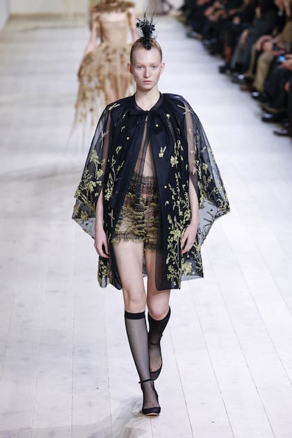Dior presentó una colección mágica inspirada en la pintora surrealista Dorothea Tanning y creada en colaboración con la artista india Rithika Merchant.