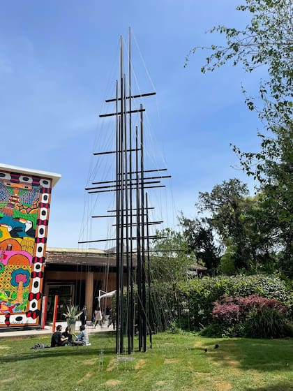 Dios es inmigrante (2017), obra de Mariana Telleria en el exterior de los Giardini