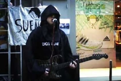 Dios Punk cantaba en una peatonal de Rosario
