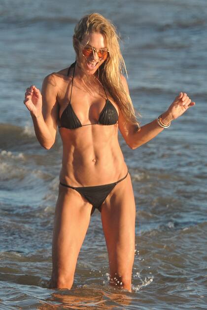 Diosa en el mar, la ex modelo y empresaria hace gala de su cuerpazo con un bikini
negro.