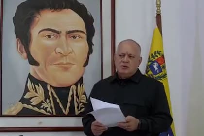 Diosdado Cabello reapareció en la TV estatal vestido de luto y calificó de "jalabolas" a Javier Milei tras la operación contra Maduro