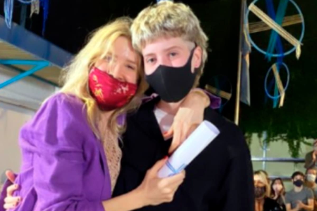 Diploma en mano, Guillermina Valdés abraza a su hija Paloma Ortega, flamante egresada