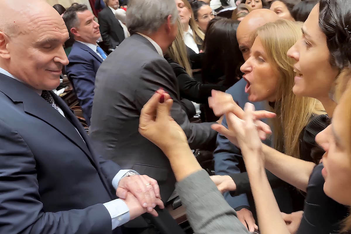 Diputadas del bloque de UP increpan a José Luis Espert en la última sesión en Diputados