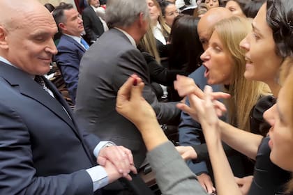 Diputadas del bloque de UP increpan a José Luis Espert en la última sesión en Diputados