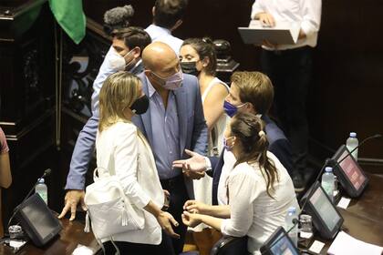 Diputados de Juntos por el Cambio en la sesión de la Legislatura bonaerense donde se aprobó el permiso a otra reelección de los intendentes