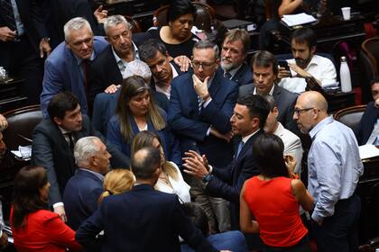 Diputados en plena negociación durante el tratamiento en particular de la ley ómnibus