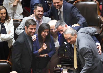Diputados libertarios en el recinto