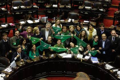 Diputados luego de la sesión histórica en el Congreso. El proyecto de ley del aborto legal llegaría al Senado en septiembre