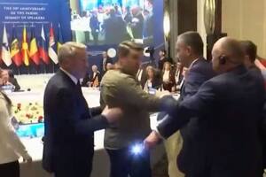 Diputados rusos y ucranianos llegan dos veces a las manos en Ankara por una bandera