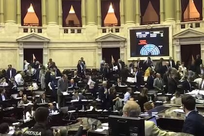 Diputados se levantan de sus bancas