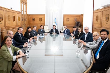 Diputados y senadores de la UCR, en Casa Rosada con el jefe de Gabinete, Nicolás Posse