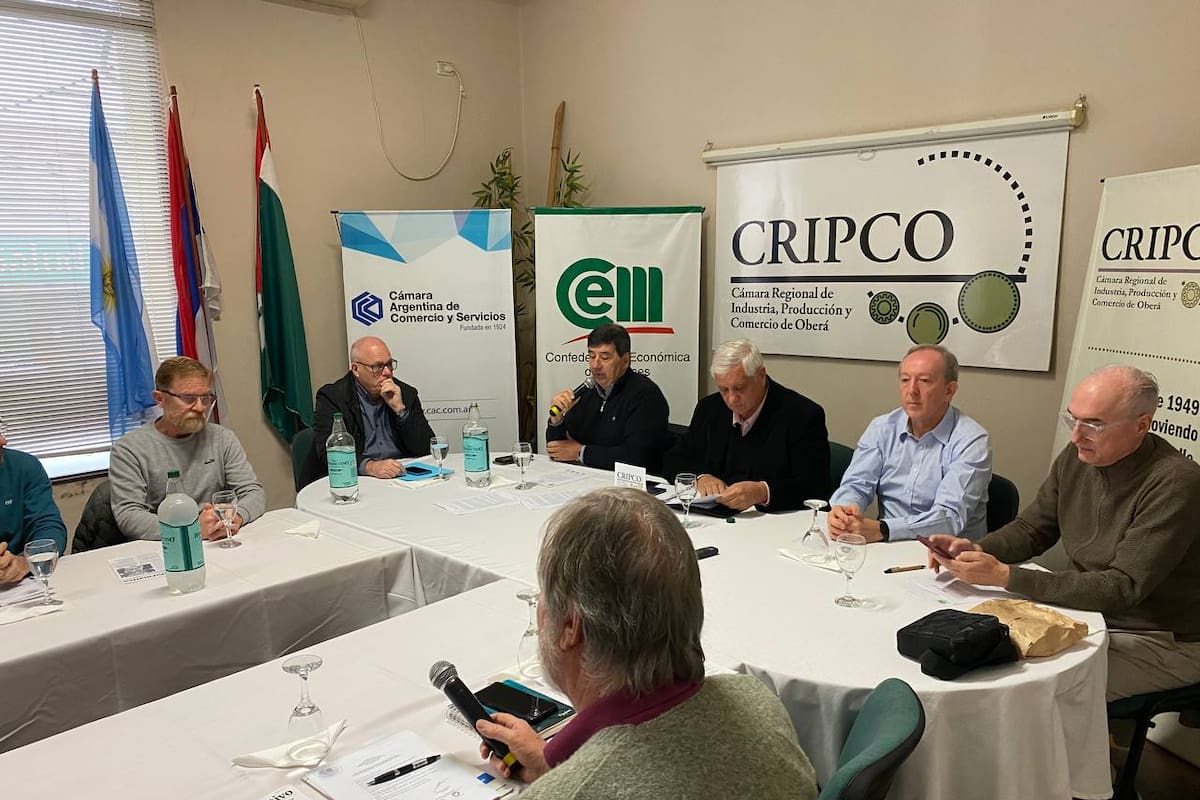 Directivo de la CEM en una reunión donde se abordó la preocupación tras la ley que prohíbe el glifosato